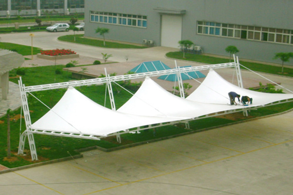 雨季來(lái)臨北京膜結(jié)構(gòu)廠家?guī)憧纯磸埨そY(jié)構(gòu)車(chē)棚雨季該怎么維護(hù)？